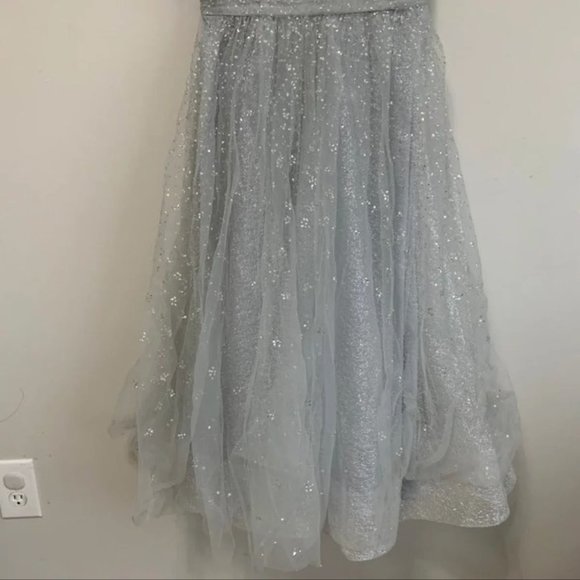 Elegant White Sleeveless Dress - Picture 3 of 13